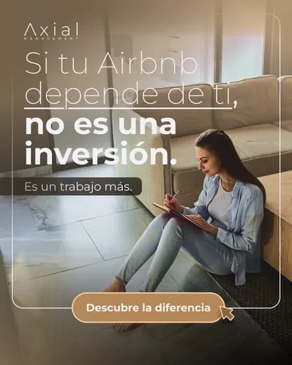 Anuncio de Axial en español, “Si tu Airbnb depende de ti, no es una inversión.”, sobre una mujer que trabaja desde casa