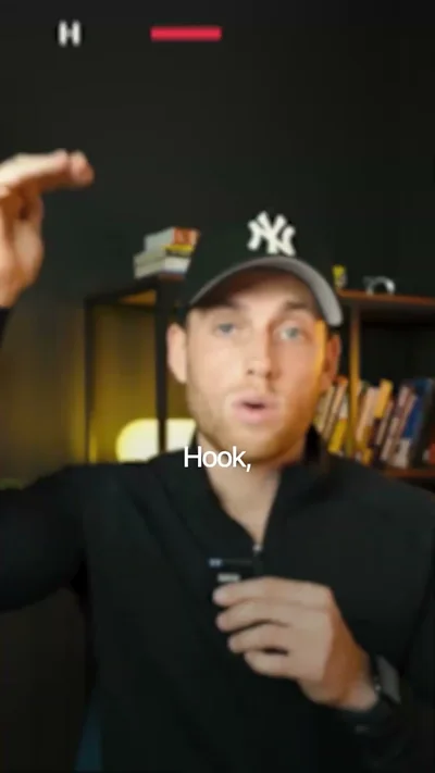 Fotograma de un reel de Brand Casa de un hombre con gorra de béisbol, con el subtítulo “Hook,”
