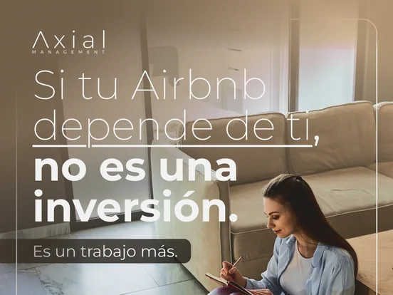Anuncio de Axial con el titular en español sobre la foto de una mujer en casa