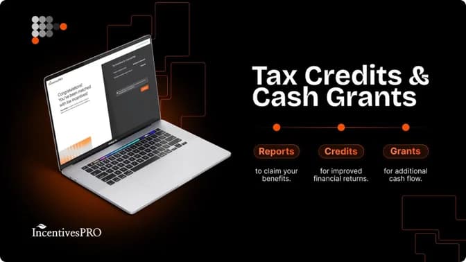 Slide de IncentivesPRO sobre créditos contributivos e incentivos en efectivo, con un mockup de laptop