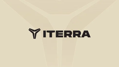 Reverso de una tarjeta de presentación de ITERRA con el logo sobre color arena
