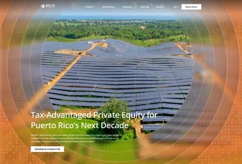 Hero del sitio web de MCP sobre una foto aérea de una finca solar