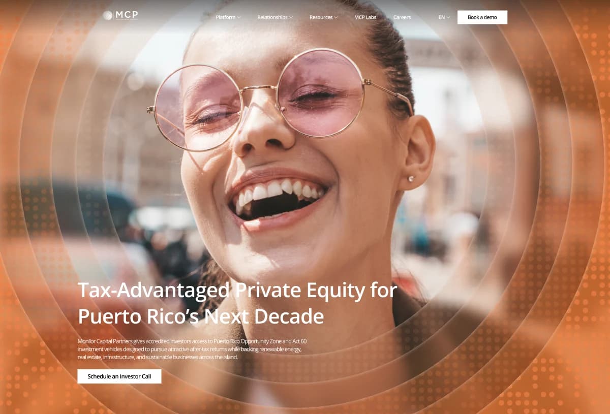 Sección principal del sitio web de MCP, “Tax-Advantaged Private Equity for Puerto Rico’s Next Decade”, con una mujer sonriente con lentes