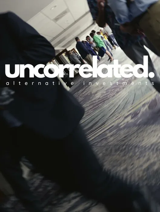 Video de Uncorrelated, inversiones alternativas, con el logotipo sobre las imágenes