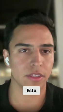 Cuadro de un video de una persona hablando a cámara, con subtítulos incrustados